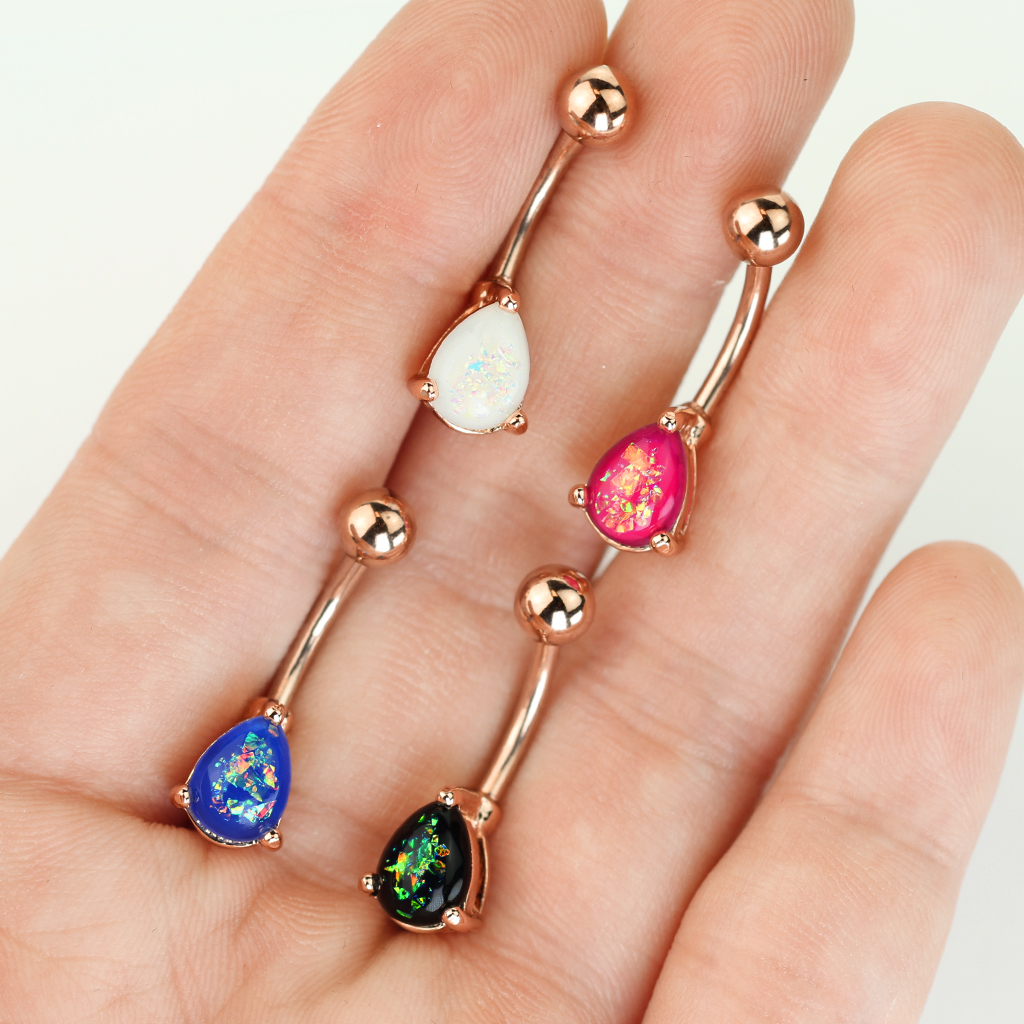 Piercing pour le nombril avec une opale en plusieurs couleurs