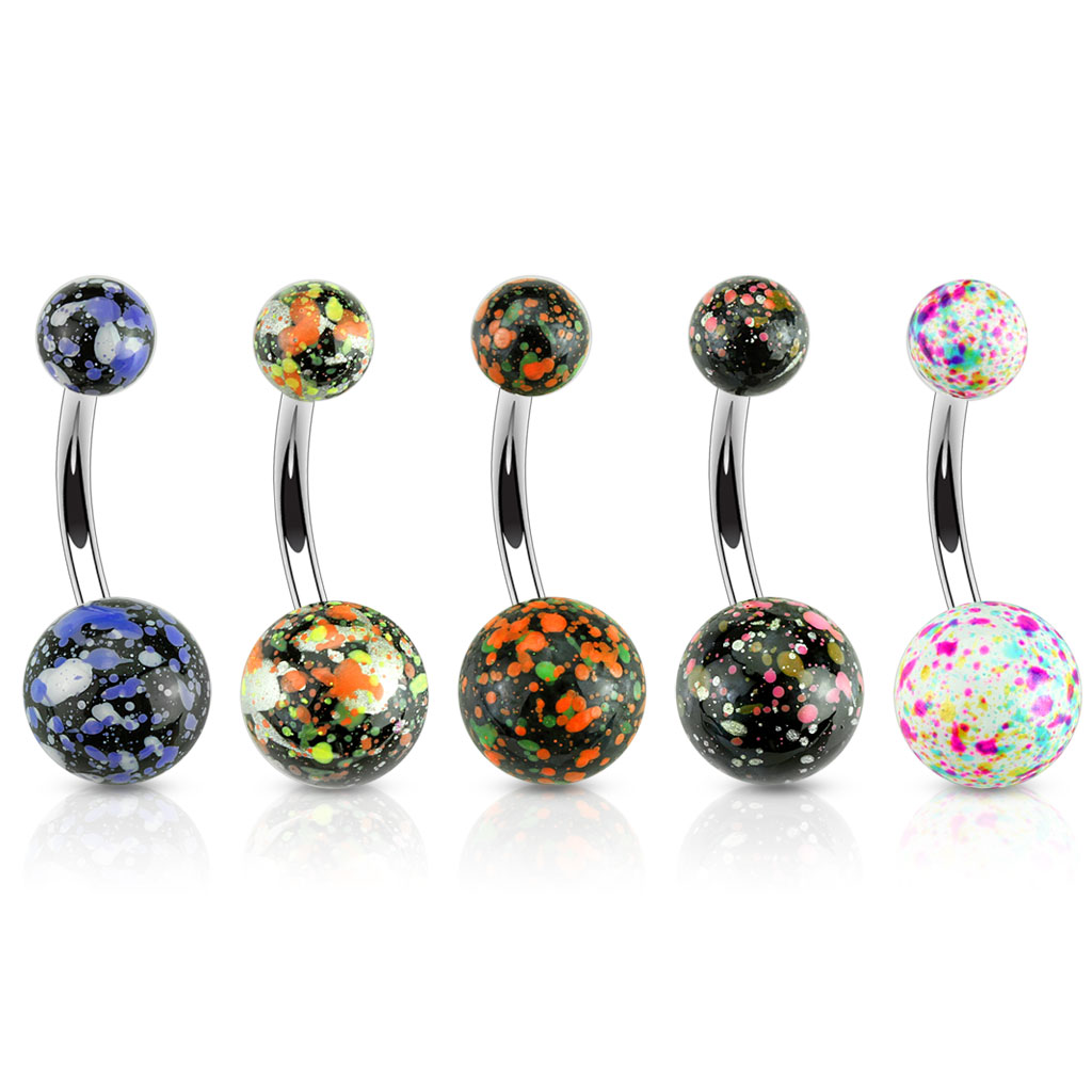 Piercing pour le nombril avec tâches d'encre