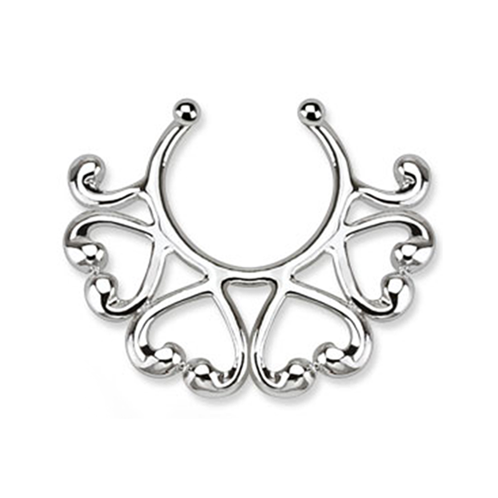 Faux piercing pour le téton avec bord en forme de cœurs